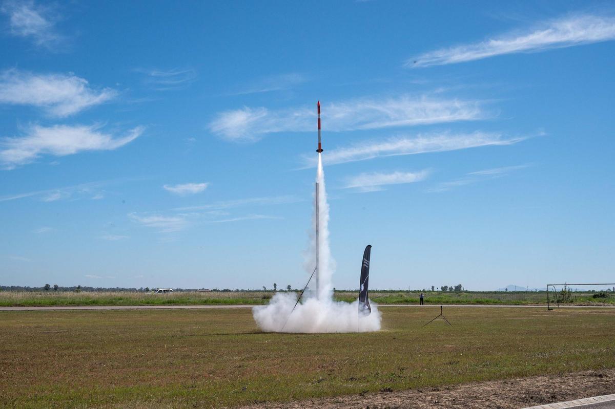 Instante del lanzamiento de uno de los cohetes durante la jornada celebrada en la Base Aérea de Talavera la Real.