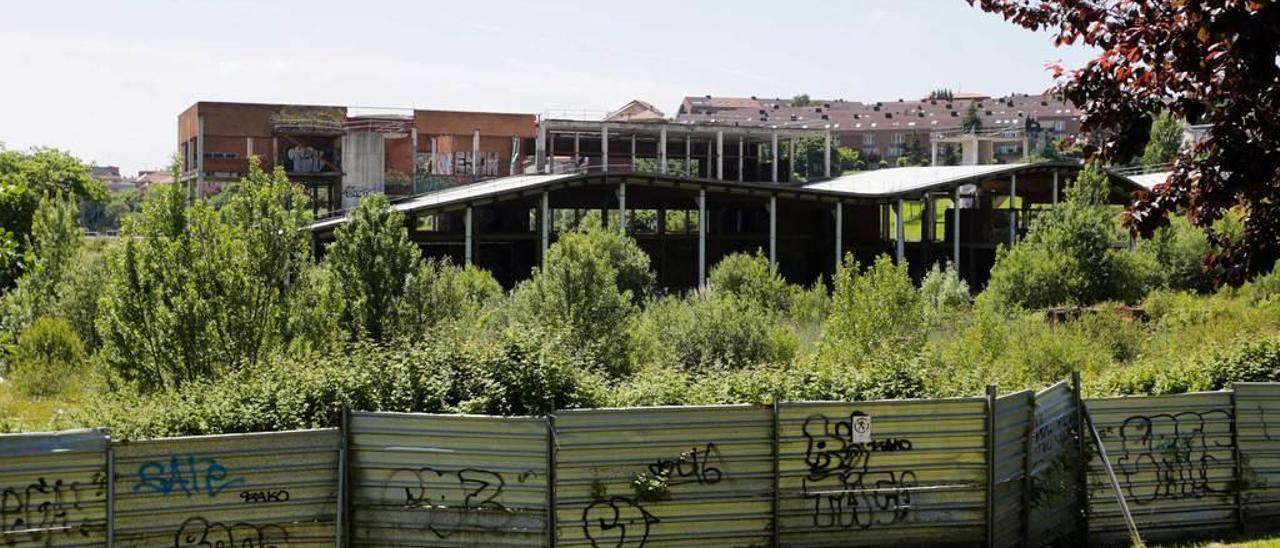 El edificio en ruinas del fallido spa del Naranco, un proyecto fracasado que vuelve a provocar las protestas de los vecinos del barrio.