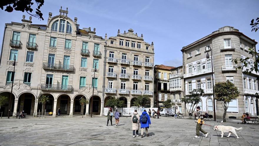 A la izqda., el edificio con la antigua cafetería San Francisco en el bajo; a la dcha., los futuros apartamentos sobre el Carabela.