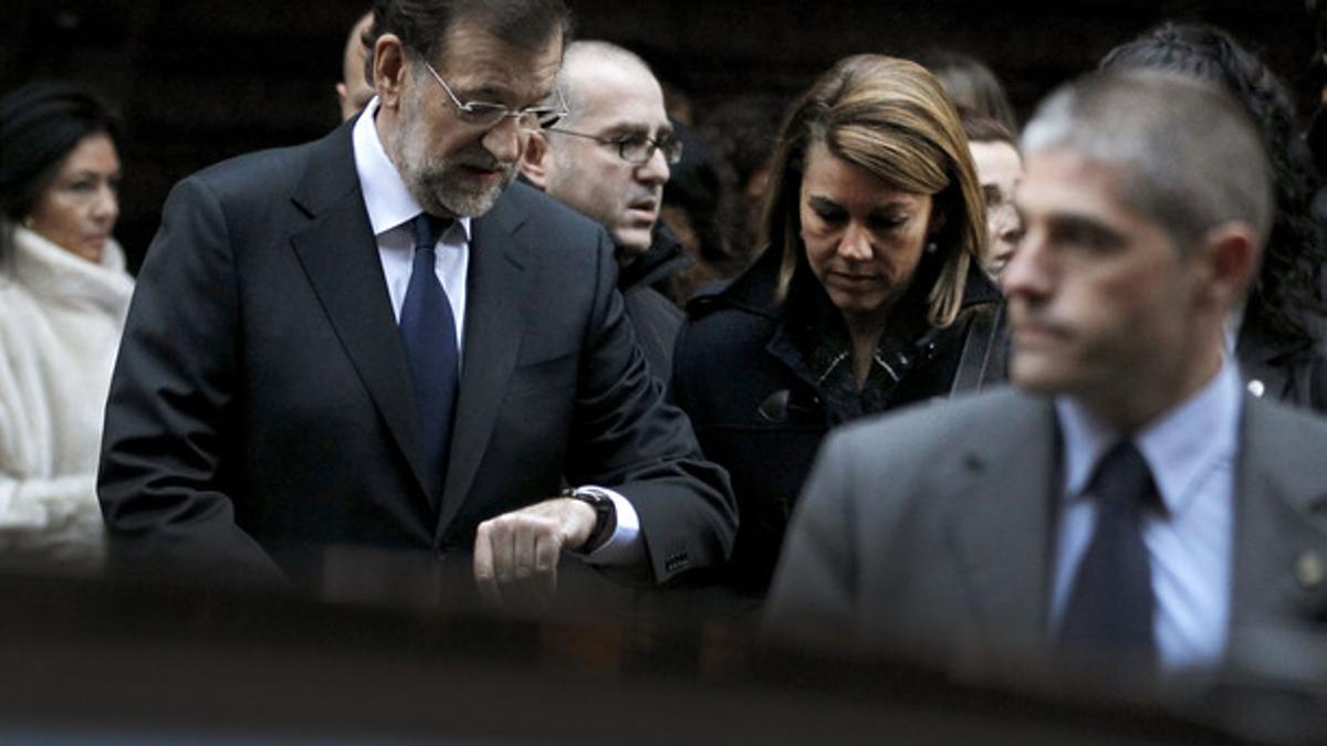 Mariano Rajoy y María Dolores de Cospedal (detrás), durante su visita a la capilla ardiente de Fraga, este lunes, en Madrid.