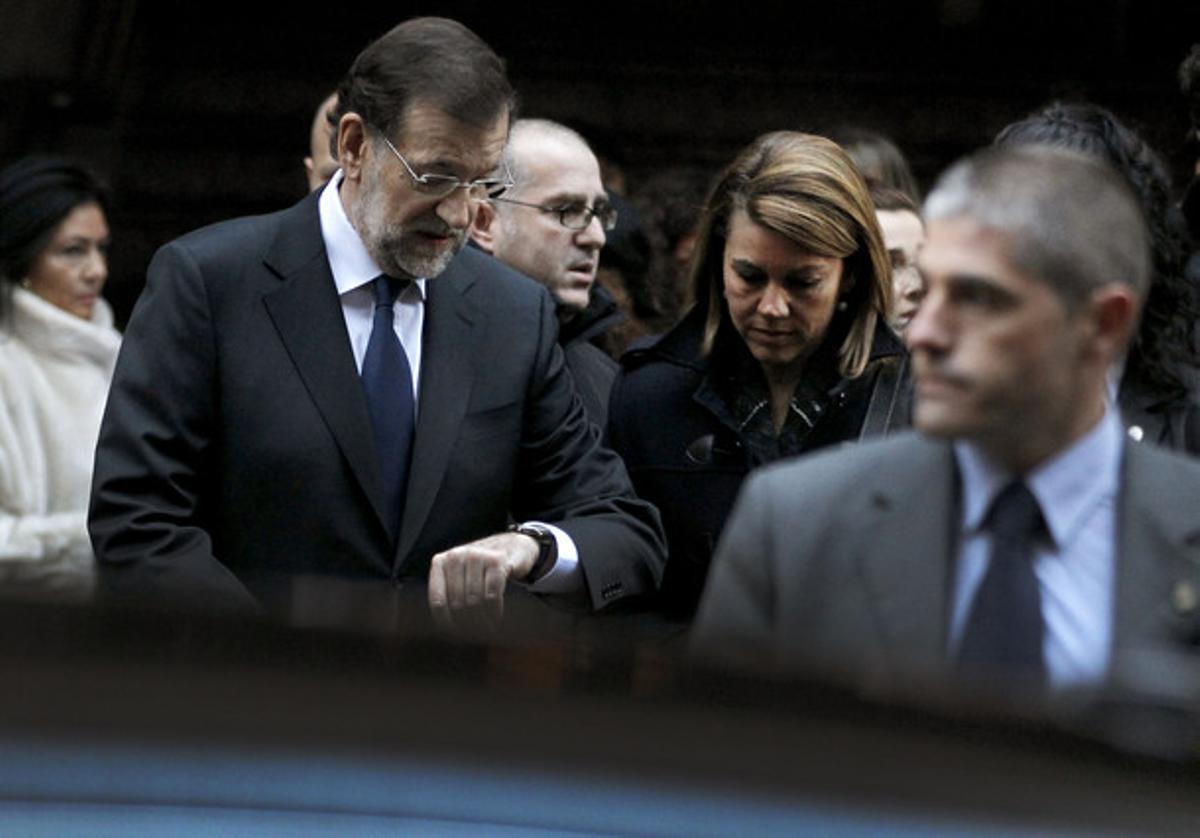 Mariano Rajoy i María Dolores de Cospedal (darrere), durant la seva visita a la capella ardent de Fraga, aquest dilluns, a Madrid.