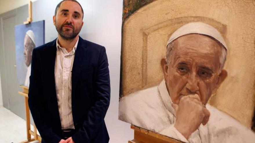 Jorge Jovino Fernández junto a uno de los retratos que decorarán las estancias del Papa Francisco.