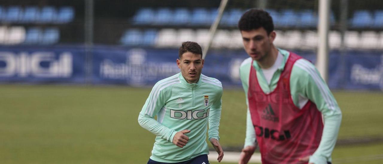 Manu Vallejo y Borja Sánchez, ayer en el entrenamiento de  El Requexón. | |  IRMA COLLÍN