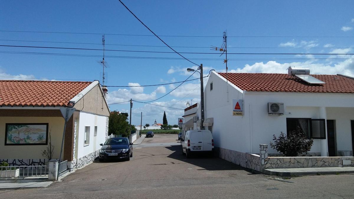 Calle sin gente de São Vicente, en Portugal, donde se halla el restaurante Novo que regenta Antonio.