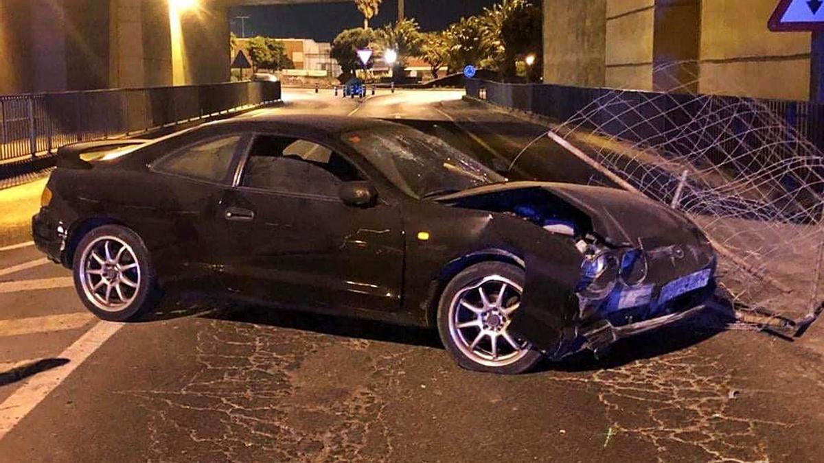 Hacen un alunizaje, chocan contran un túnel y huyen en una guagua