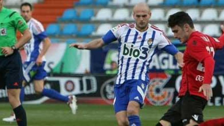 El bermellón Damià Sabater durante el partido contra la Ponferradina.