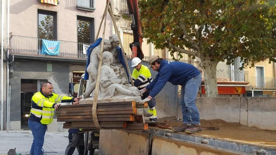 El moment de descàrregar l&#039;escultura