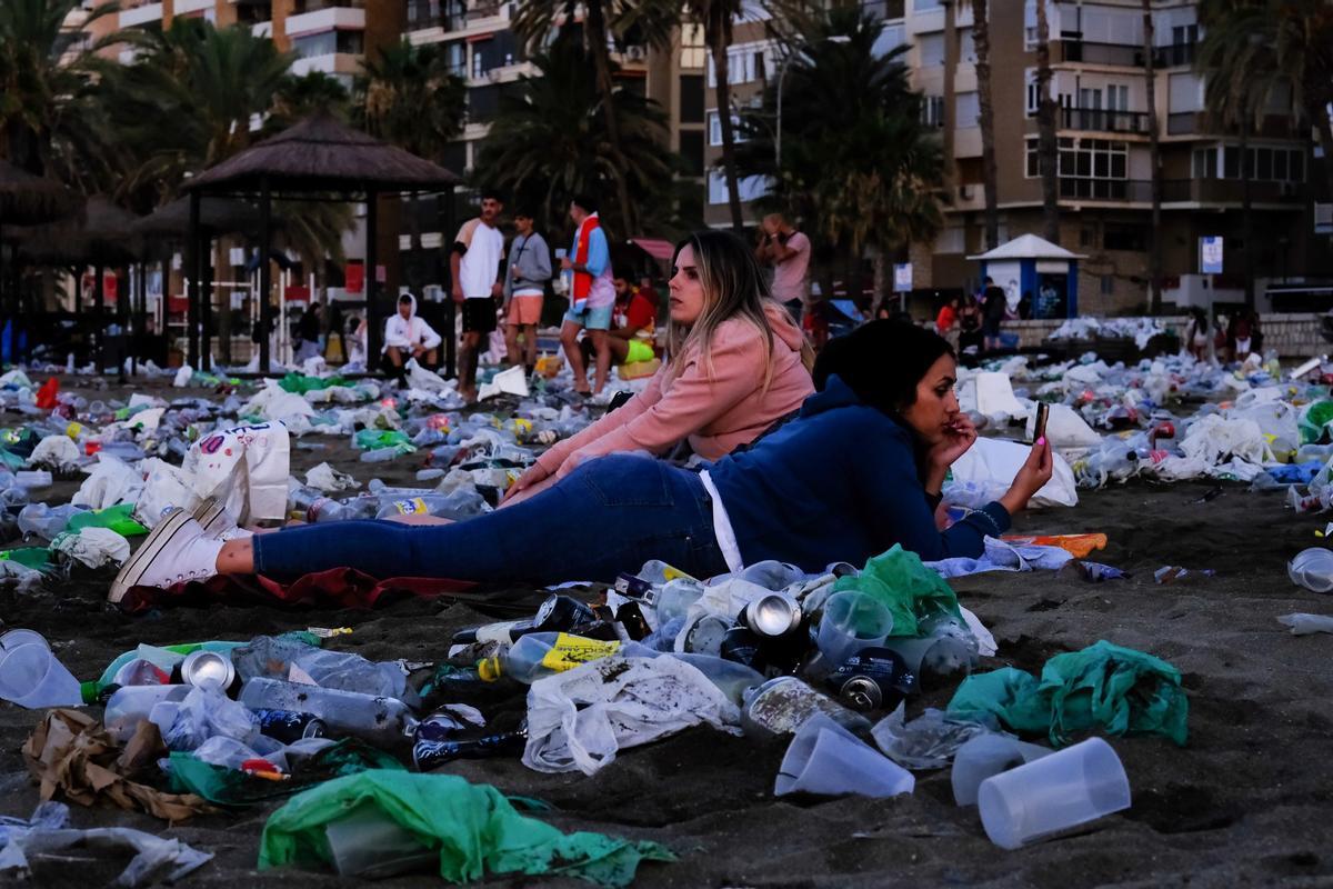 Toneladas de basura se acumulan en la playa tras celebrar la Noche de ...
