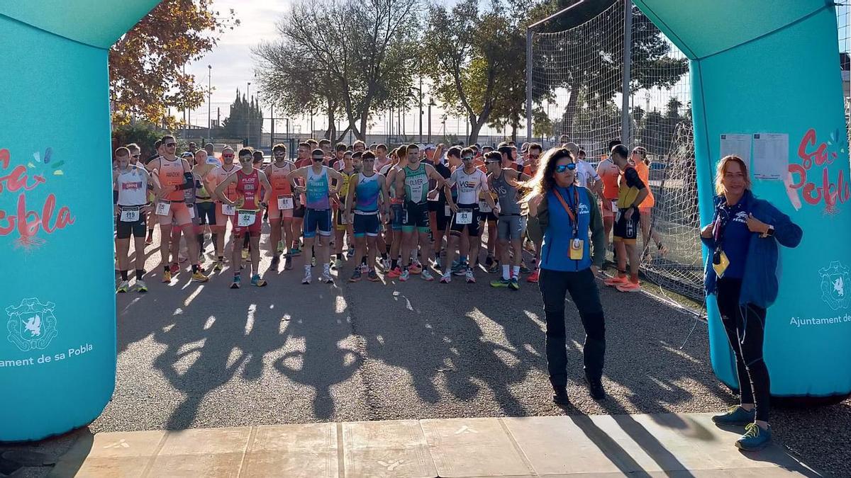 Los triatletas esperan el momento de la salida en el polideportivo de sa Pobla