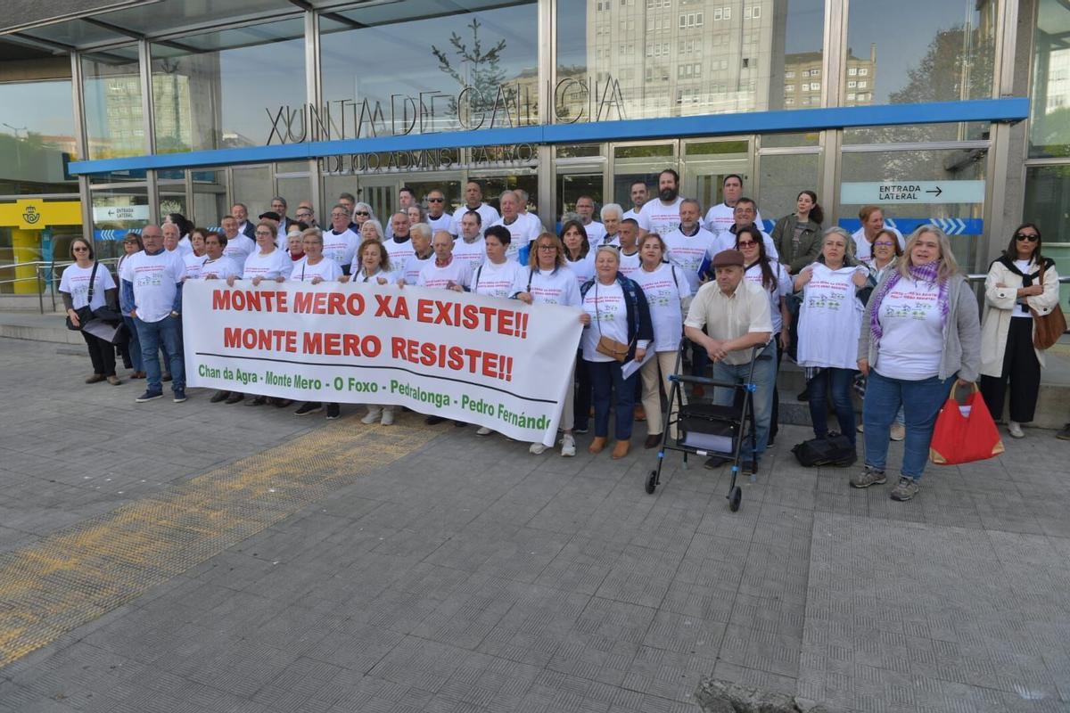 Los vecinos de Monte Mero protestando frente a la delegación de la Xunta en A Coruña, en Nuevos Ministerios.
