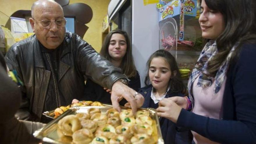 Un grupo de pacientes celíacos en una panadería de Alicante en la que elaboran a diario productos libres de gluten.