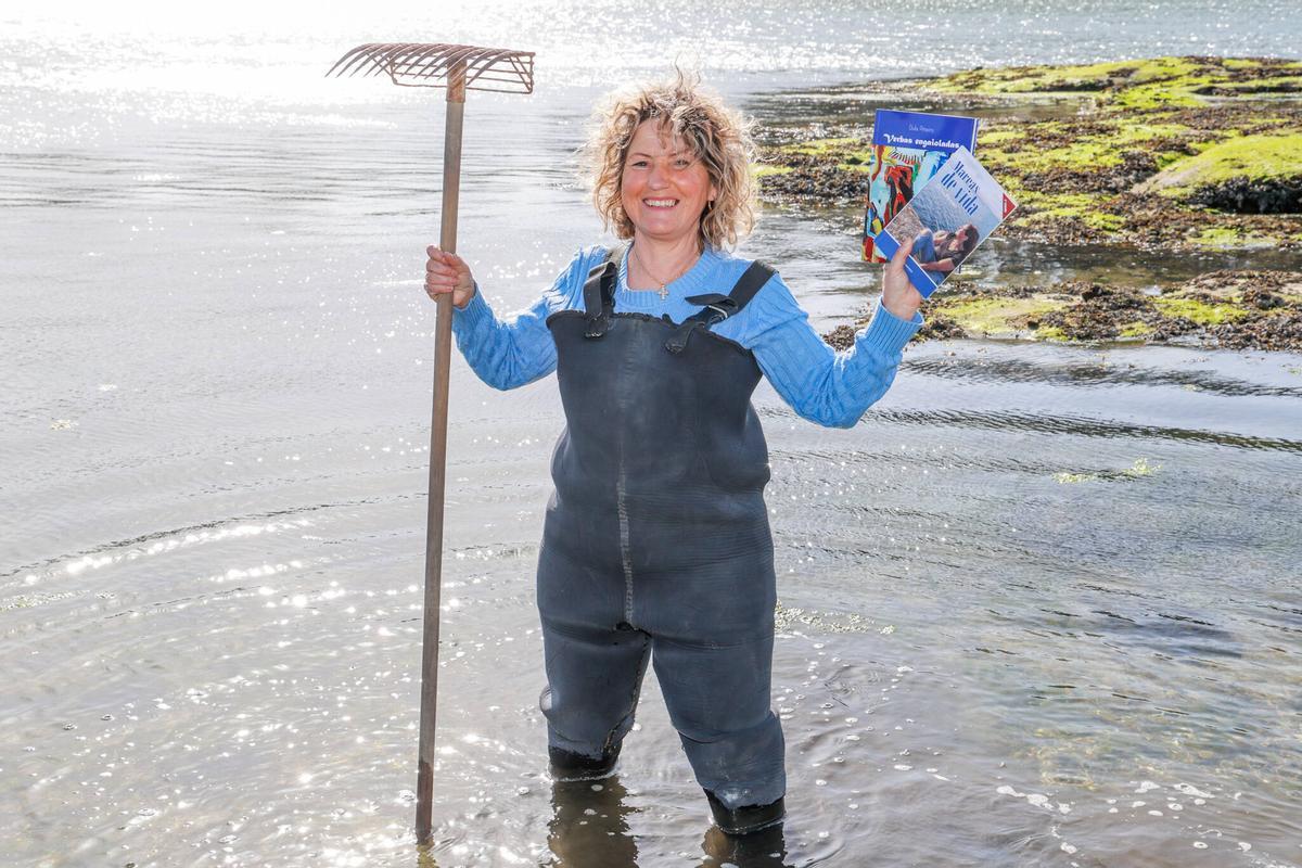 No mar de Vilanova, que tan ben coñece, e cos seus dous libros nunha man.