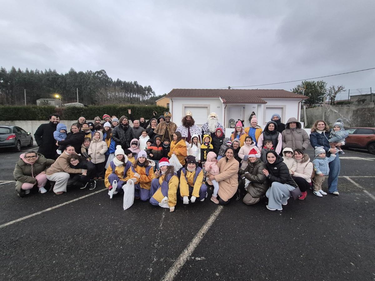 Un grupo de vecinos de A Laracha, este domingo con los Reyes Magos.