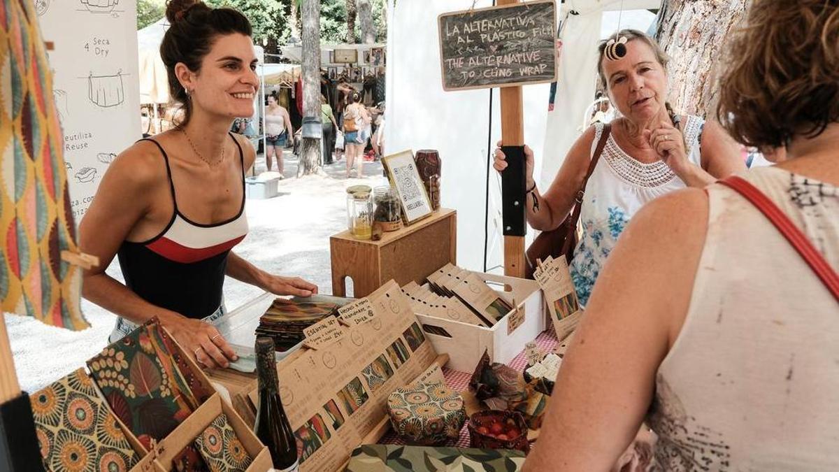 Una vendedora en el hippie market de es Canar