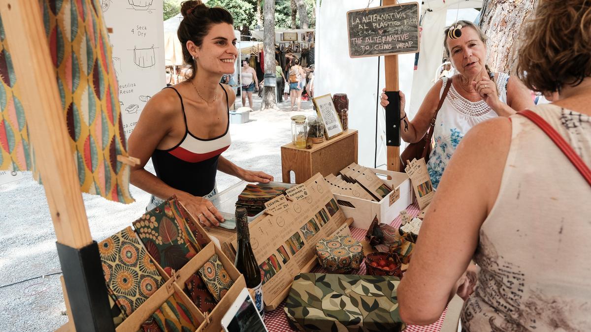 Una vendedora en el hippie market de es Canar