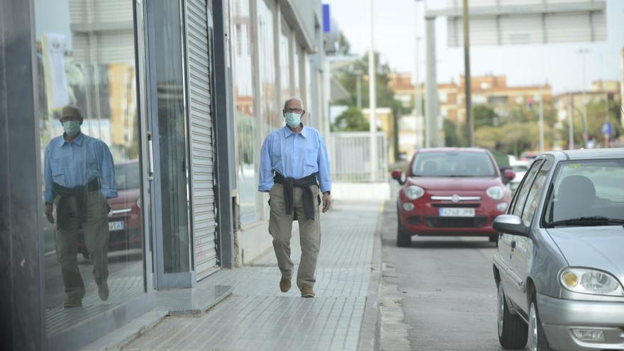 Un hombre, ataviado con mascarilla, pasea por Cartagena.