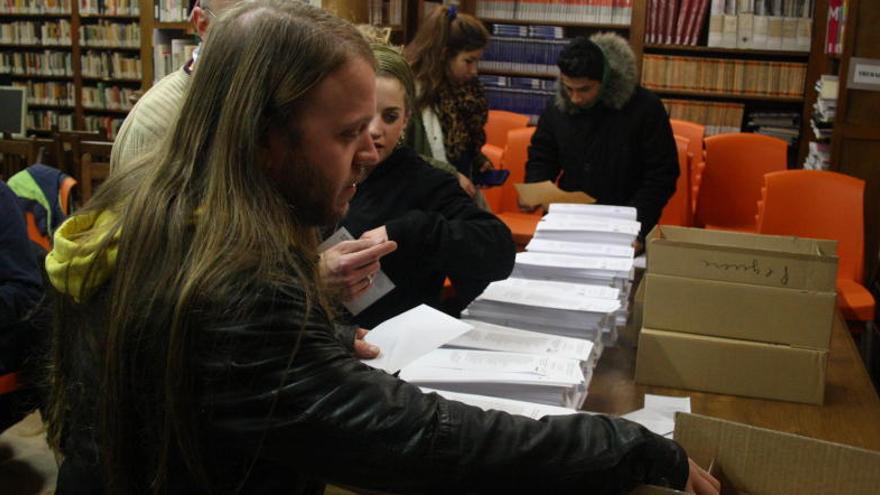 Gent votant, el desembre passat, a Manresa.