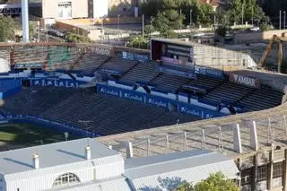 En imágenes | Comienza la retirada del tejado de uralita del gol sur de La Romareda