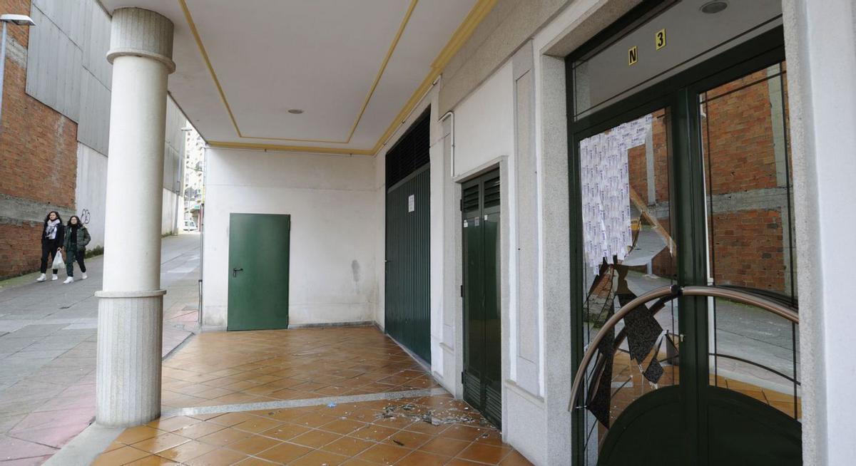 Portal que amaneció ayer con un segundo cristal roto en menos de una semana. |   // BERNABÉ/JAVIER LALÍN