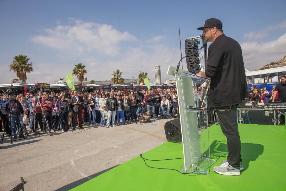 El rapero alicantino presenta ha presentado la nueva flota de vehículos accesibles e interpreta uno de sus temas