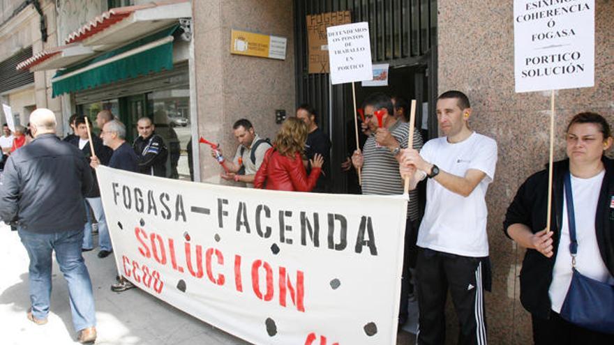 Concentración de trabajadores de Pórtico ante el Fogasa.//J. de Arcos