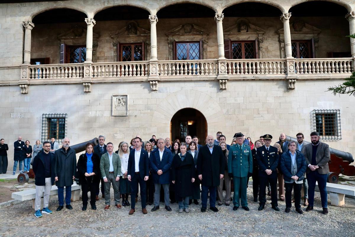 Representantes de las instituciones de Baleares guardan un minuto de silencio por el crimen machista