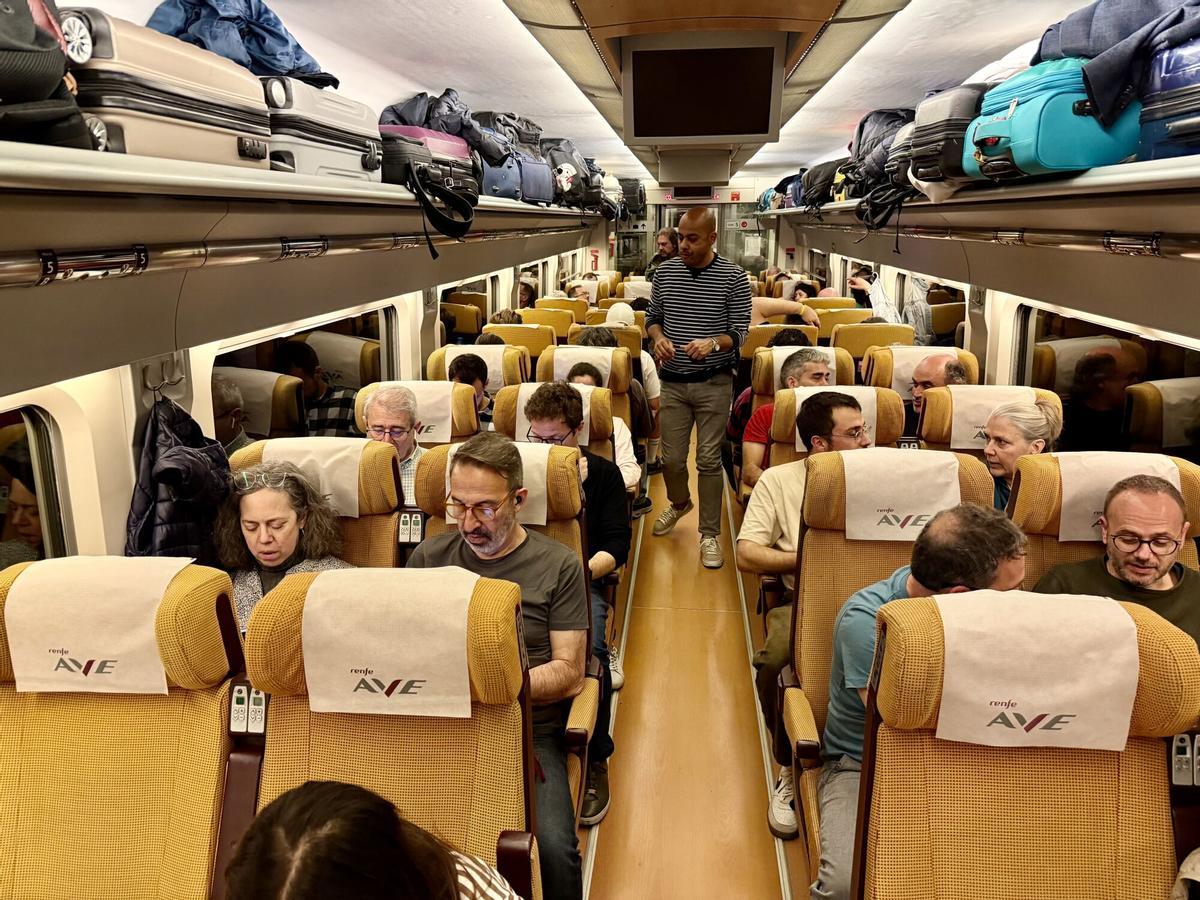 Músicos de la OBC en el tren que les ha llevado a Lyon, este 24 de abril.