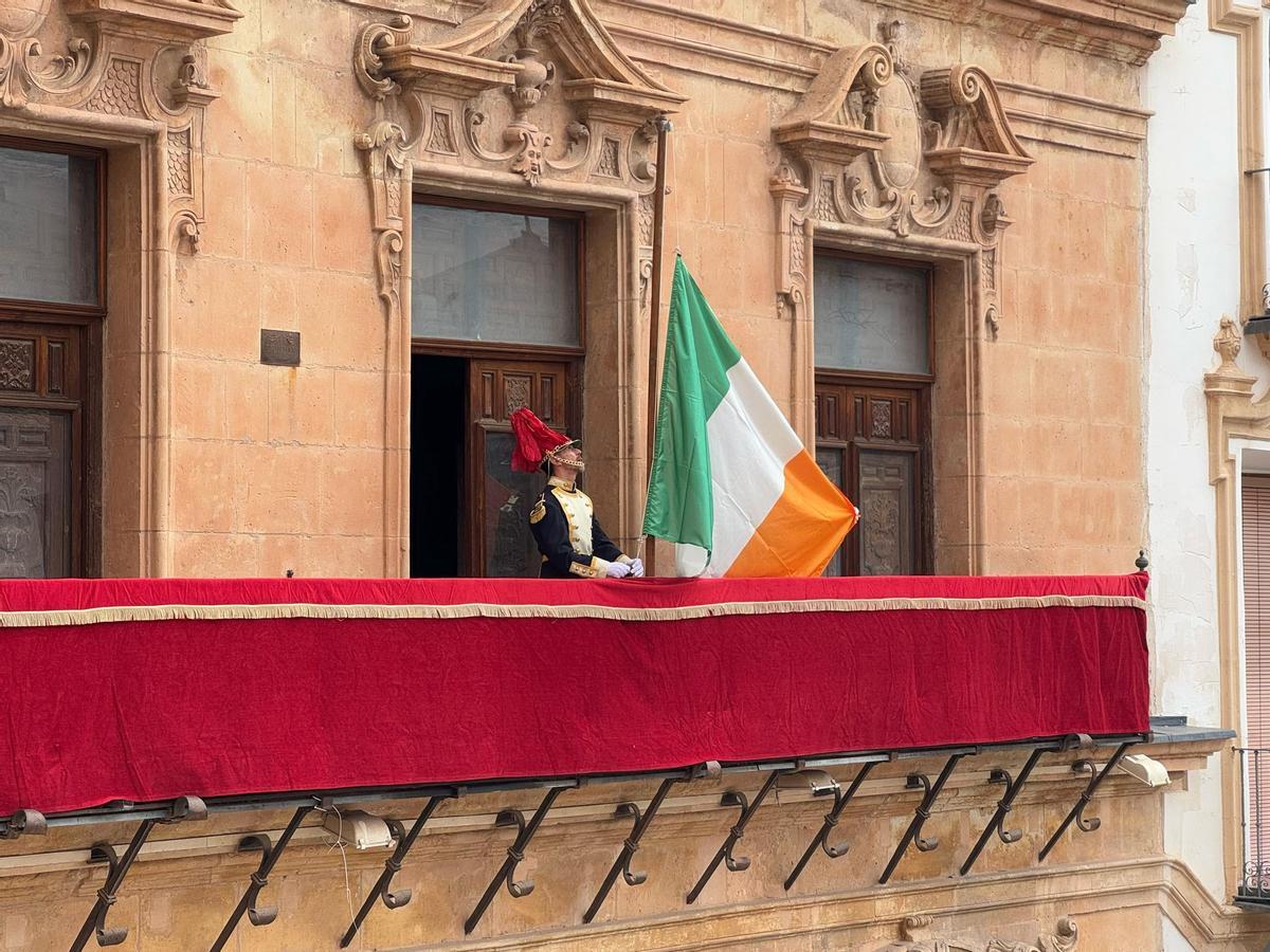 La bandera de Irlanda era izada en honor a San Patricio, país del que el Santo también es Patrón.