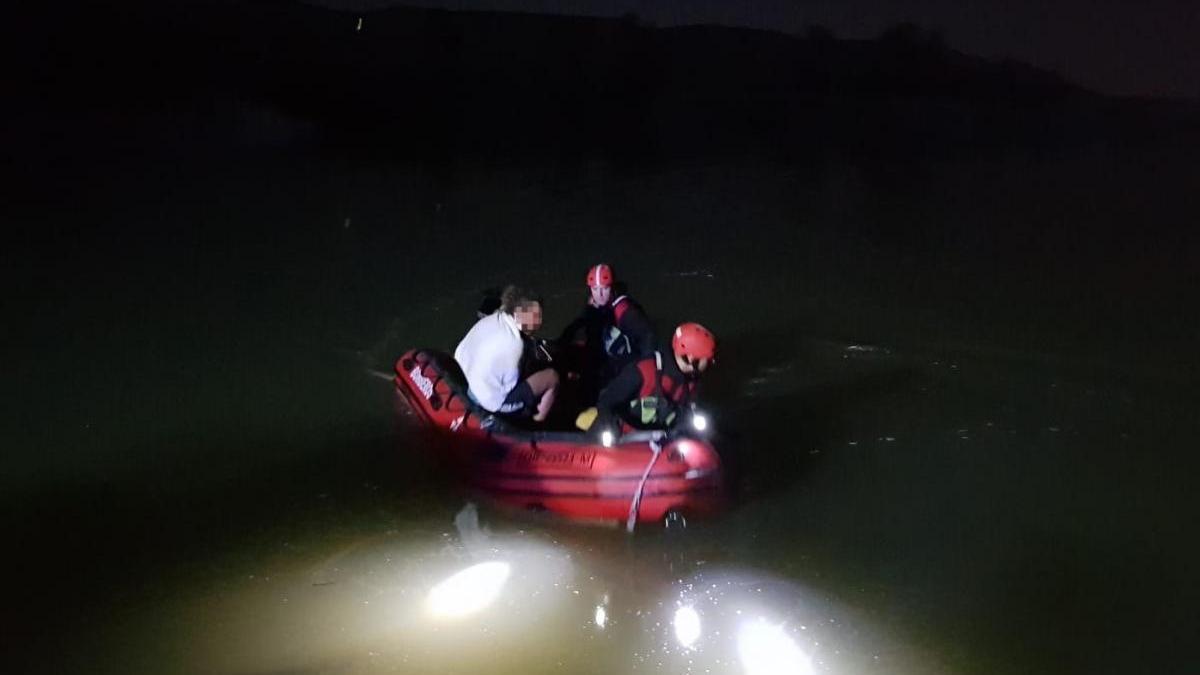Los bomberos rescatan a dos personas aisladas en el Ebro