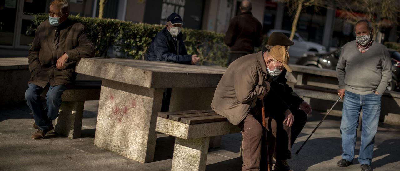 Personas mayores en un parque ourensano