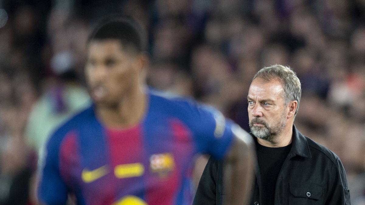 Rashford pasa junto a Flick, en la banda, durante el partido de Liga entre el Barça y Osasuna.