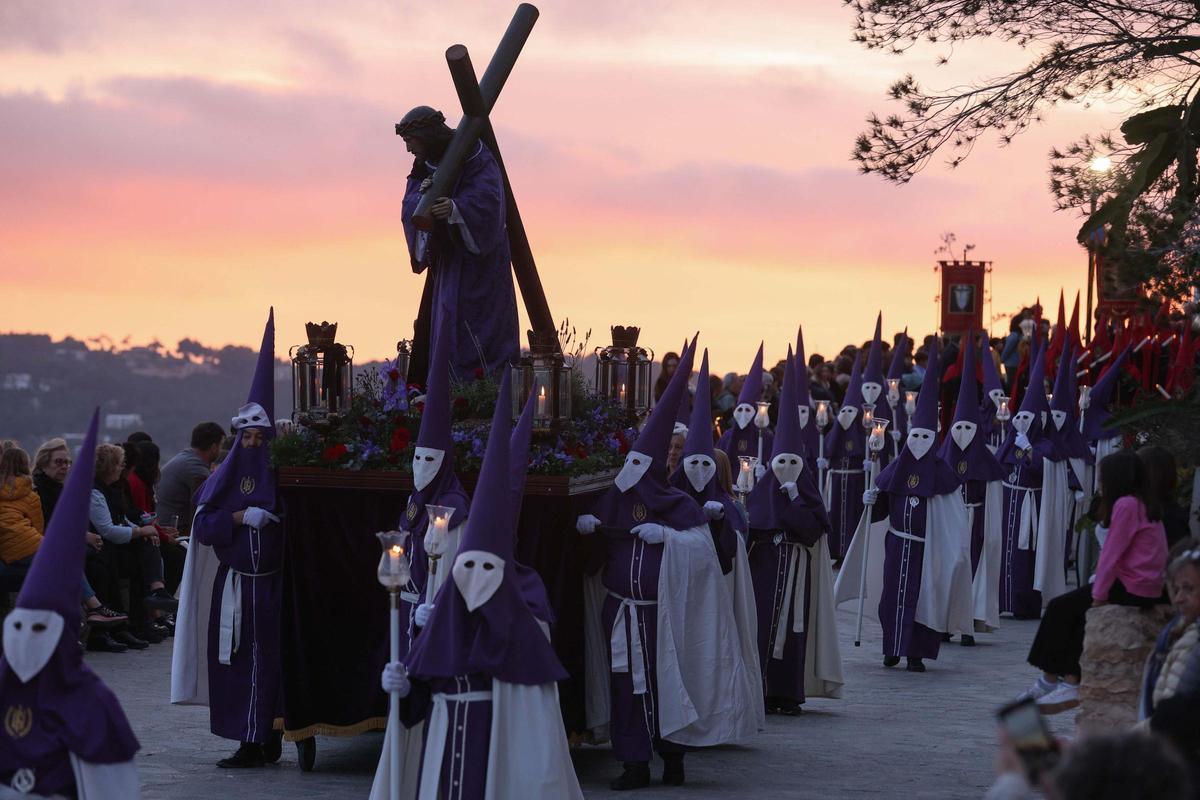Las mejores imágenes de la procesión del Santo Entierro del Viernes Santo en Santa Eulària