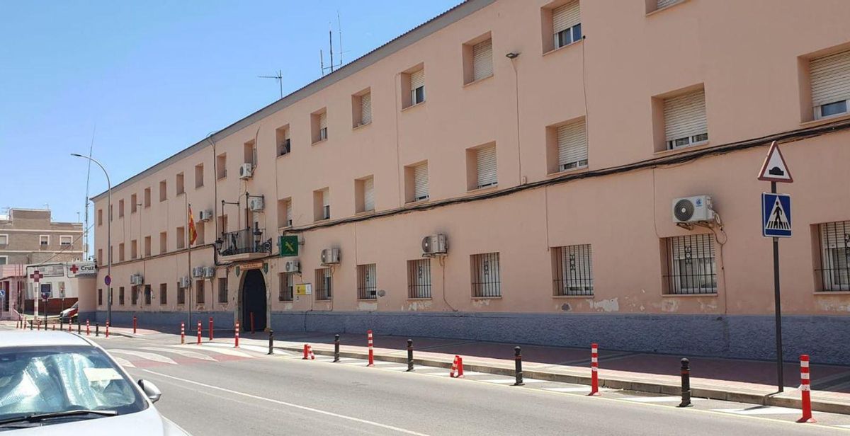 Ciudadanos sentados en terrazas de bar en el entorno del Cuartel de la Guardia Civil. Arriba, la fachada. | L.O.