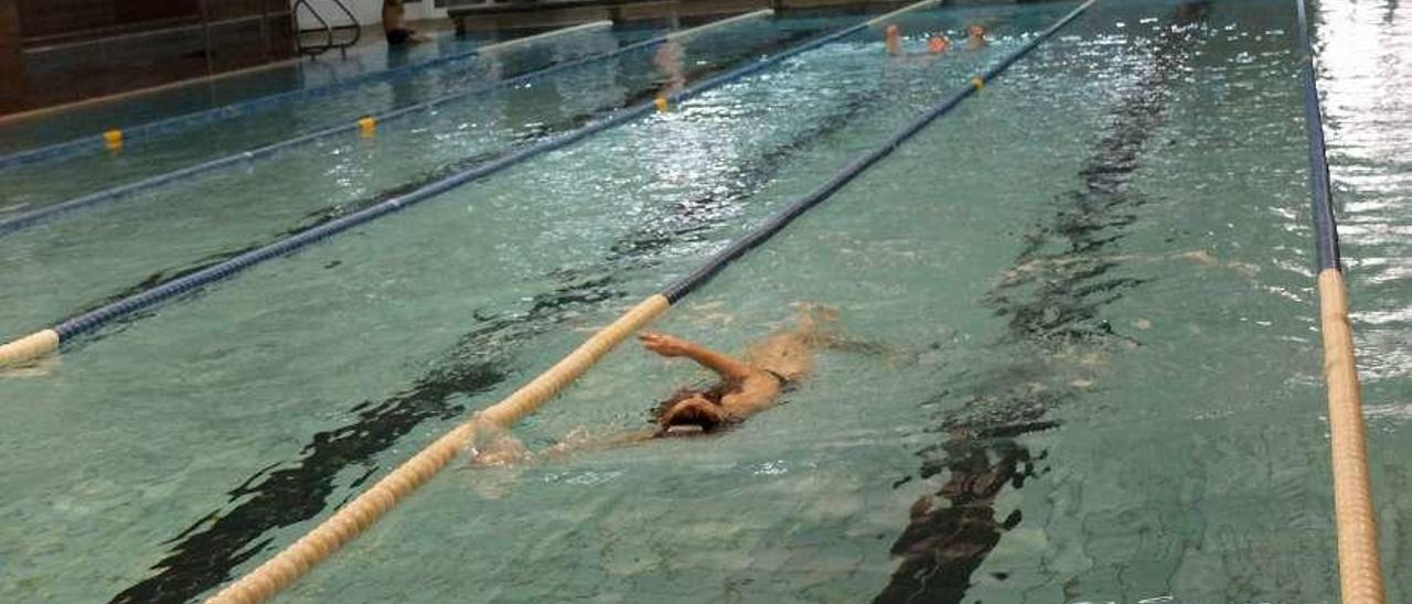 Un usuario en la piscina del club Manuel Llaneza.