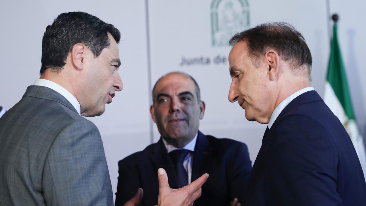 El presidente de la Junta de Andalucía, Juanma Moreno, conversa con el presidente CEA Javier González de Lara.