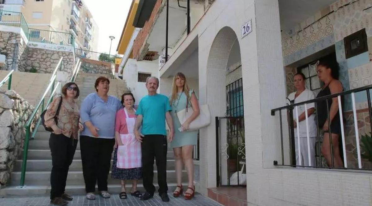 Vecinos de La Pelusa y la concejala socialista con Antonio Manuel Murillo, con la médula ósea dañada.