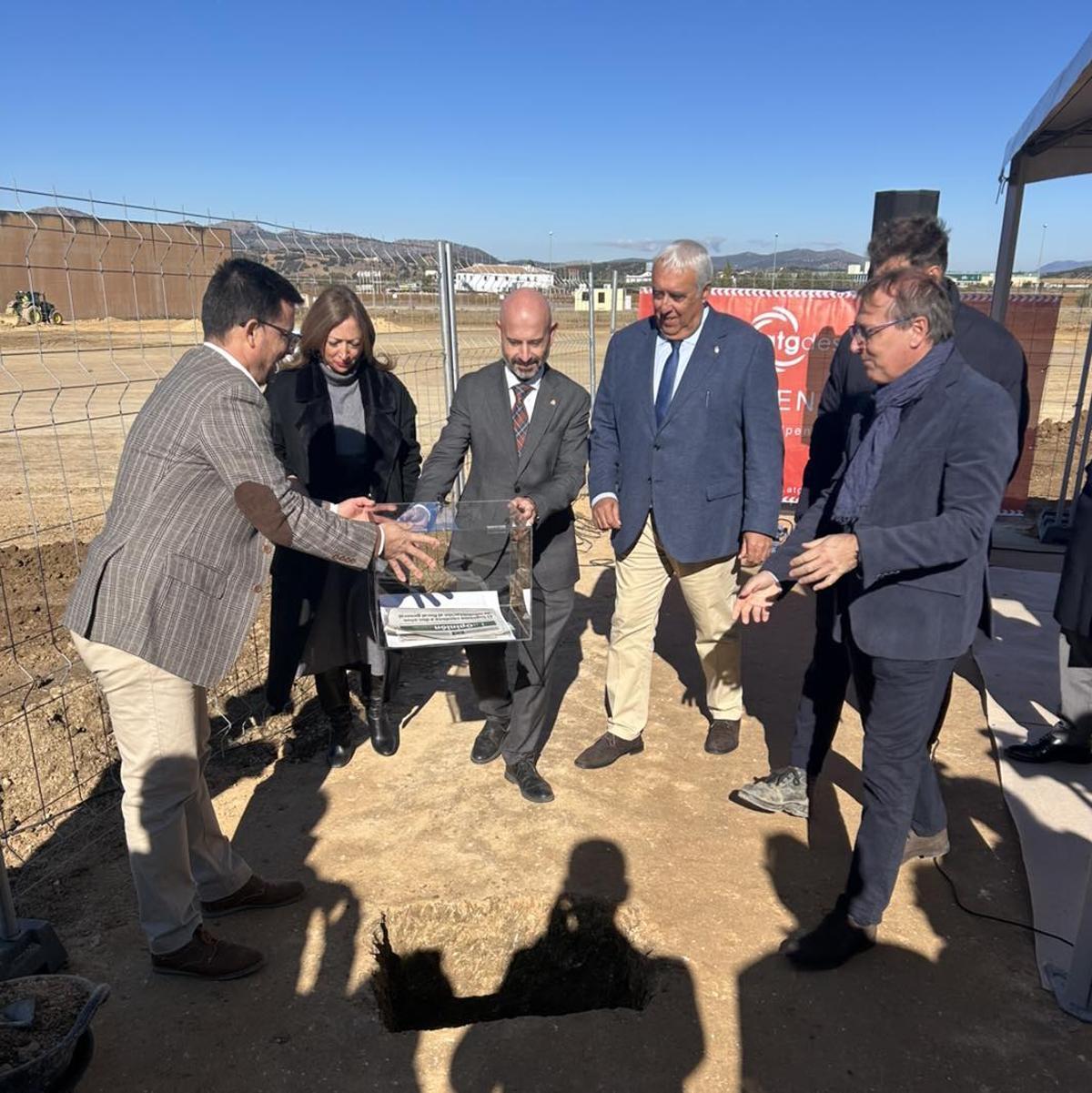 ACto de colocación de la primera piedra de la futura planta de Agua  San Benedetto en Villanueva del Trabuco