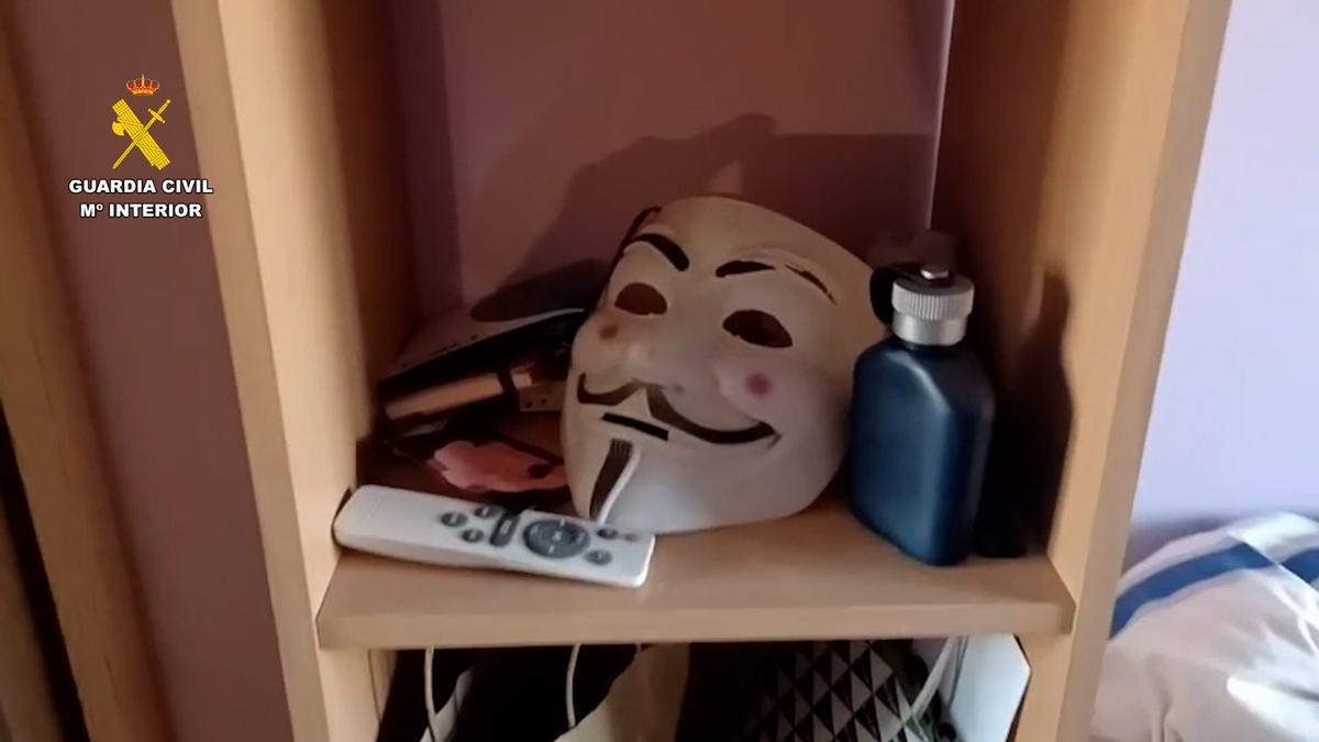 Una careta de "Anonymous" en la vivienda de uno de los hackers