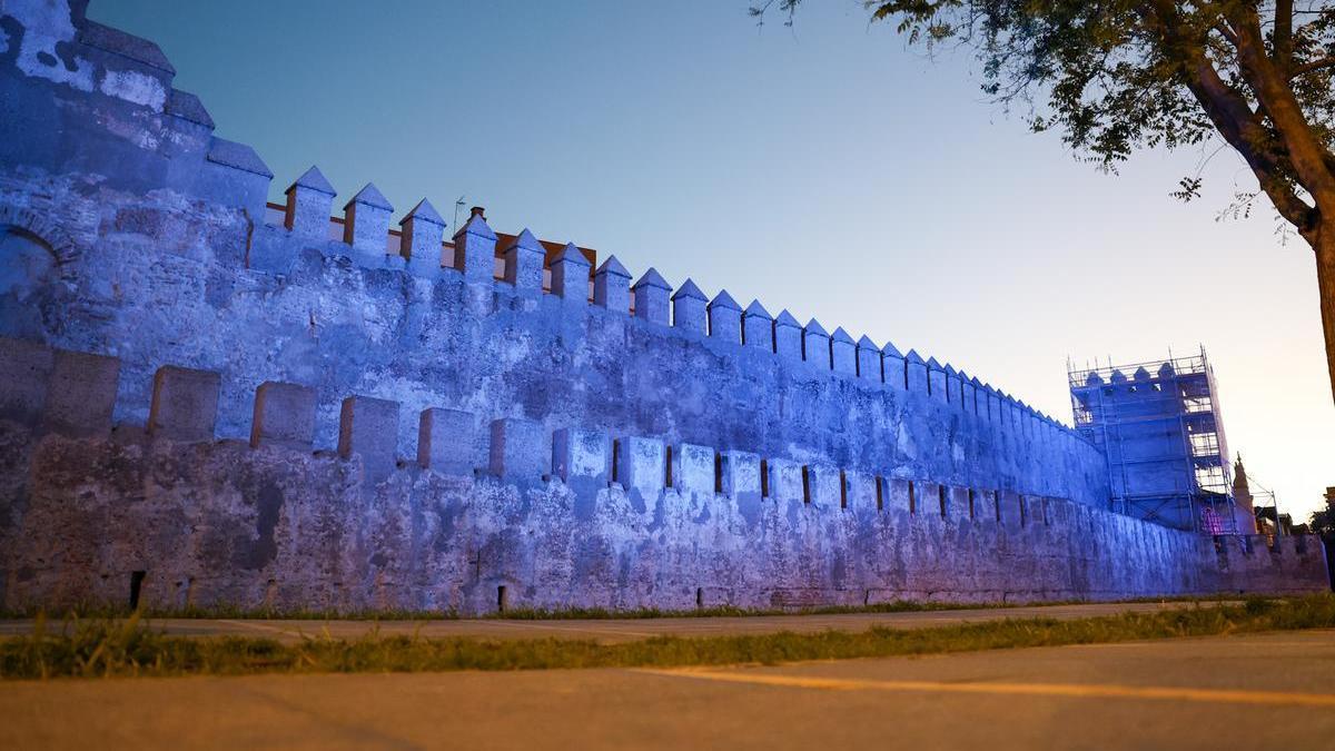 Nueva iluminación de la muralla de la Macarena.