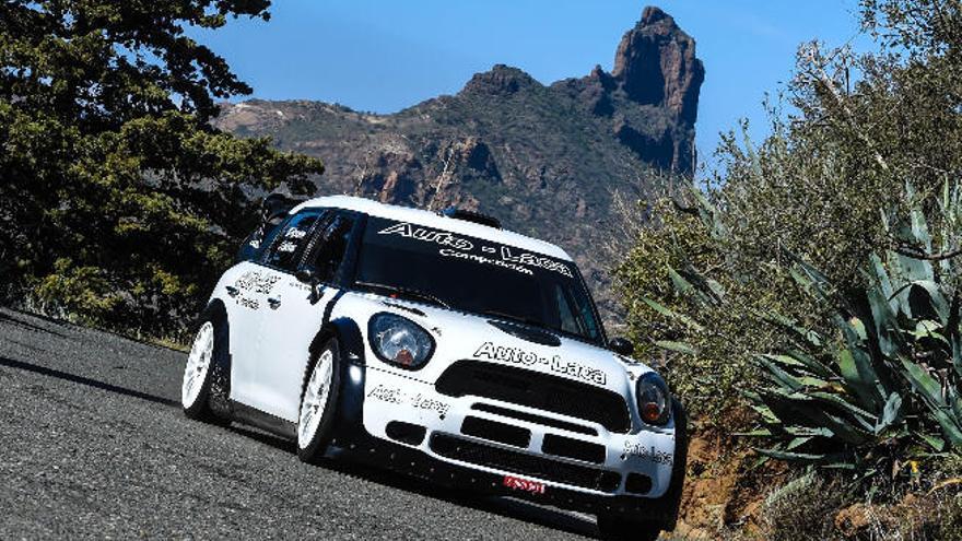 Luis Monzón y José Carlos Déniz, con el Mini JCW-RRc, en los test de Tejeda.