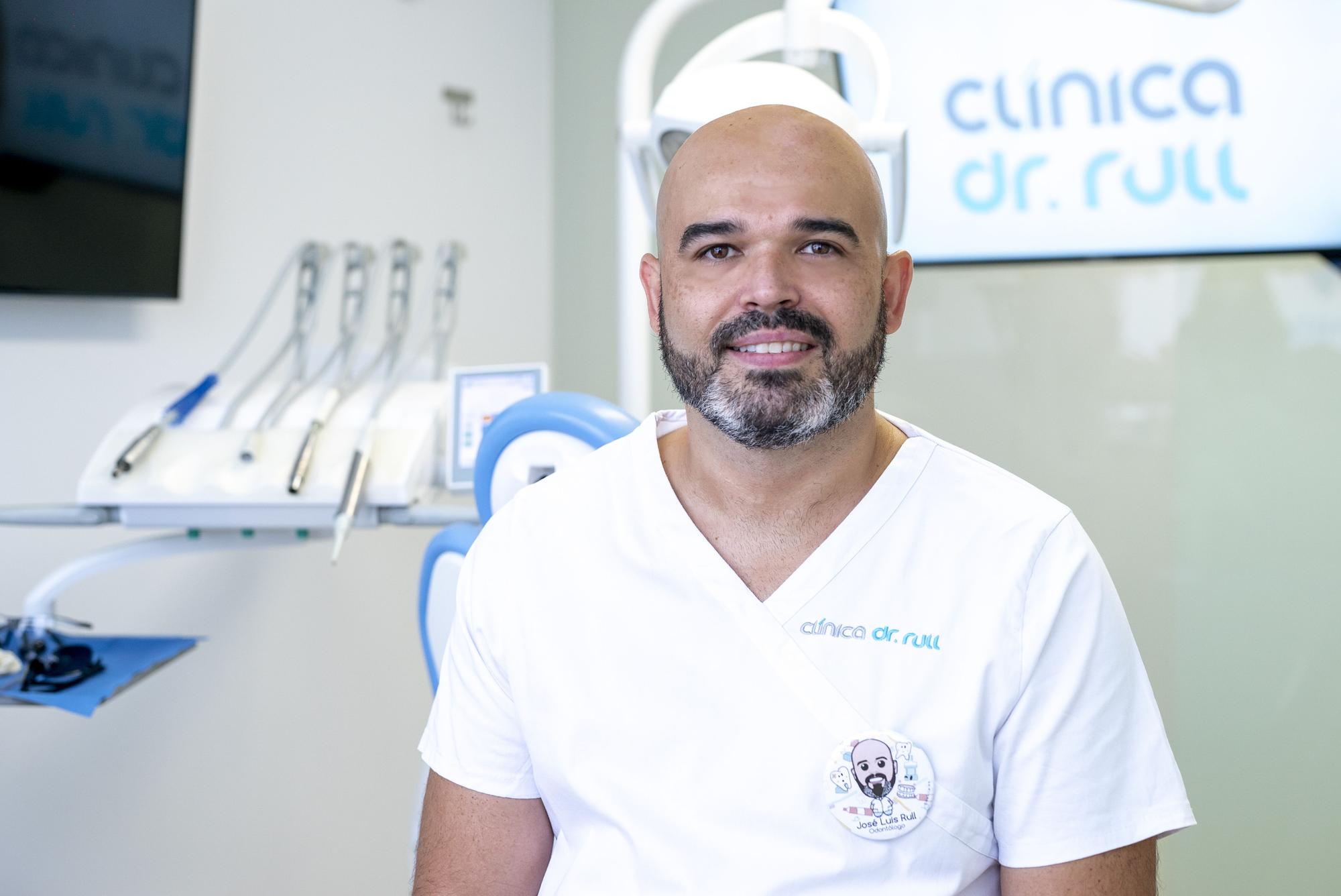 José Luis Rull Rivera dirige el área de Odontología de la Clínica Dr. Rull.