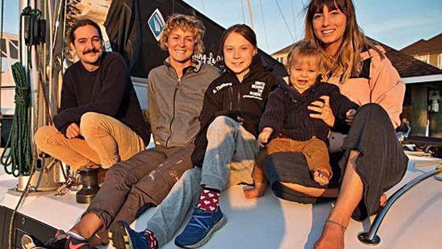 Thunberg con el resto de tripulantes con los que viajará en catamarán.