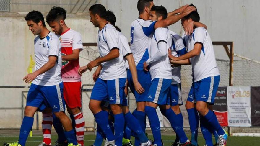 Los jugadores del Alcalá de Guadaira celebran un tanto en la presente temporada.