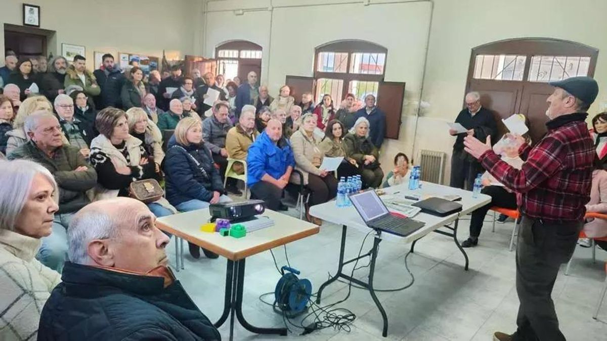 Una asamblea vecinal contra los parques de baterías celebrada en Argüelles.
