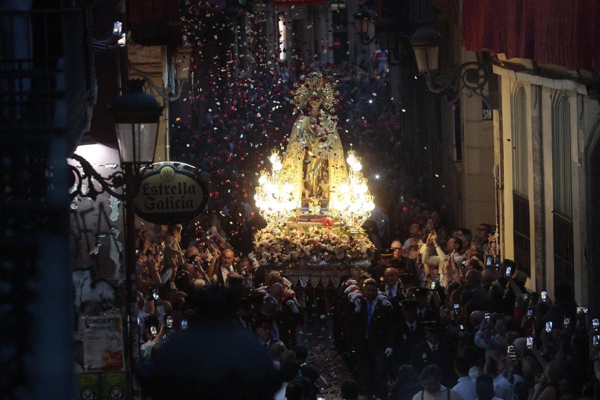 Impresionante imagen de la procesión de 2023, con el anda portada a hombros.