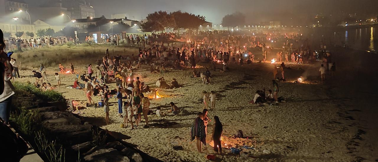 Decenas de hogueras iluminaron la playa de Rodeira.
