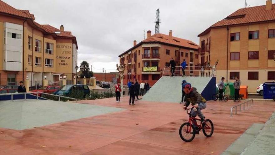 Varios chavales estrenan la pista.