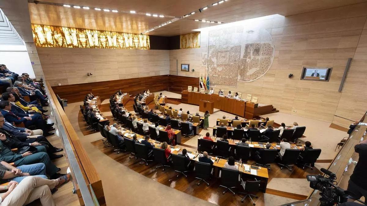 Sesión constituyente de la Cámara extremeña para la última legislatura, en junio de 2023.