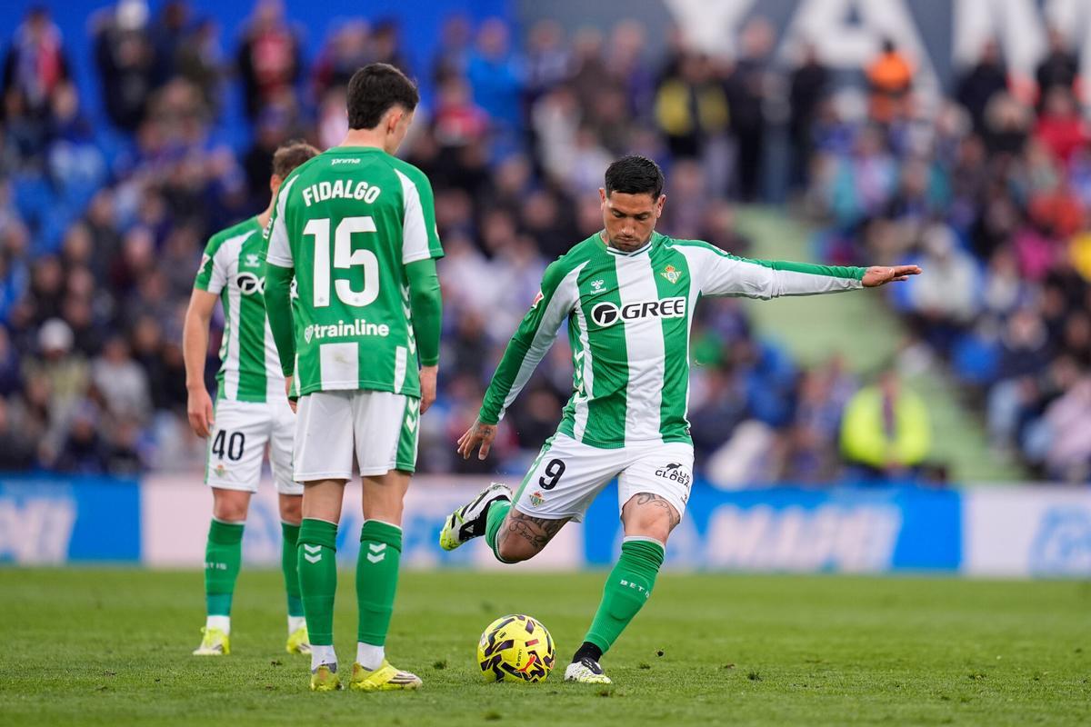 Chimy Ávila, Fidalgo y Ángel Ortiz, en el Getafe-Betis de LaLiga EA Sports en el Coliseum