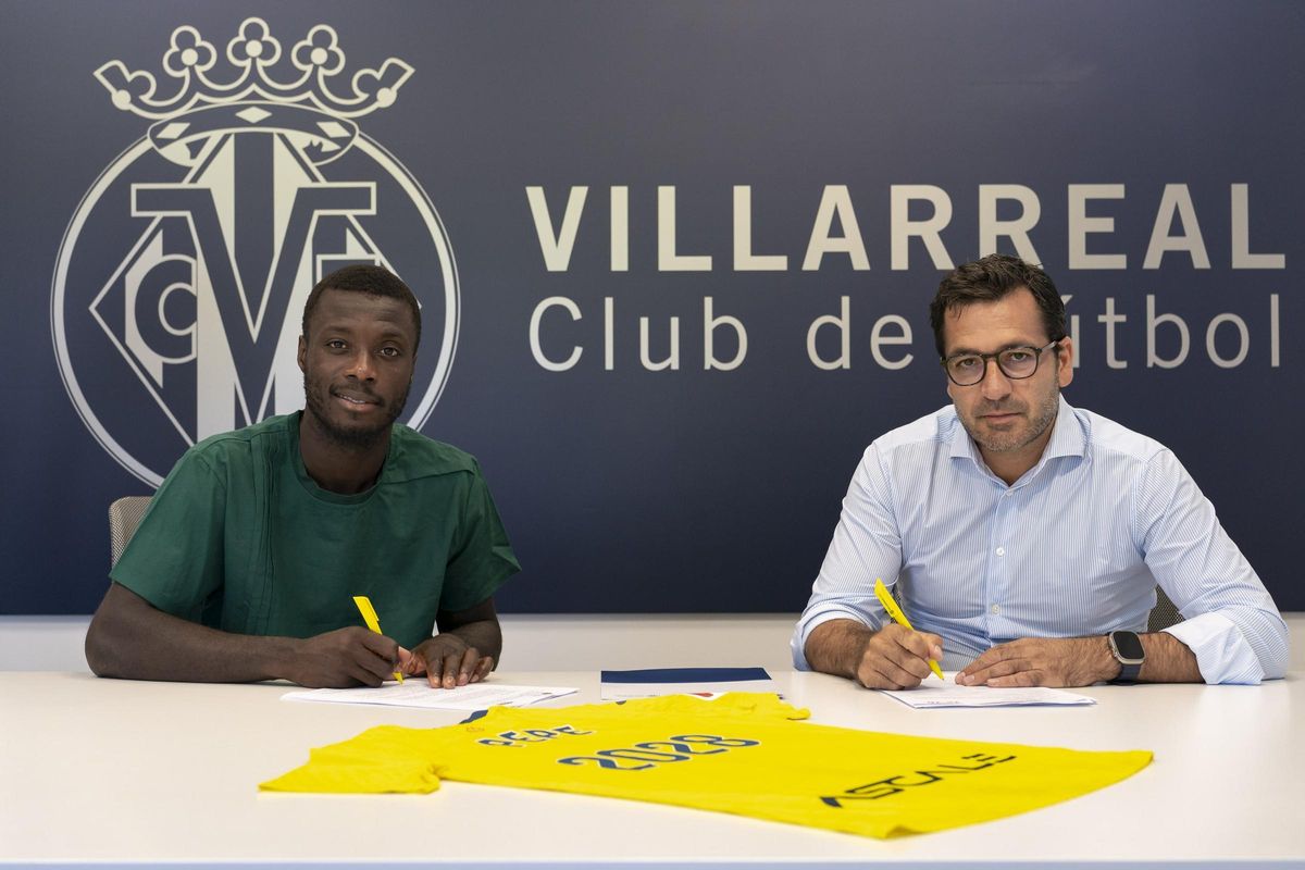 Nicolas Pepe (i), junto al consejero delegado del Villarreal, Fernando Roig Negueroles (d).